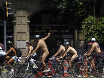 В Мехико состоялся голый автопробег