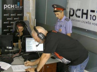 Полицейский вручил Сергею Доренко повестку прямо во время эфира РСН
