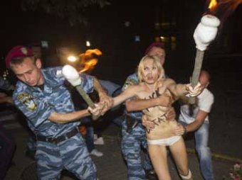 Обнаженные FEMENистки ночью атаковали Лукашенко