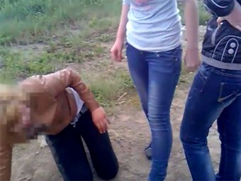 В Омске школьницы продавали видео, на котором они издеваются над восьмиклассницей, за 200 рублей