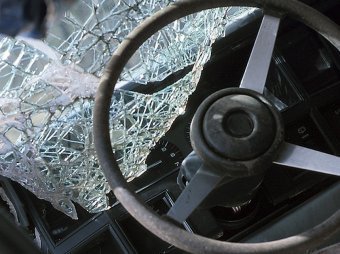 В Пятигорске автомобиль врезался в дерево: погибли три человека