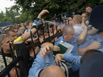 В Киеве толпа торговцев едва не линчевала милиционера, ударившего девушку