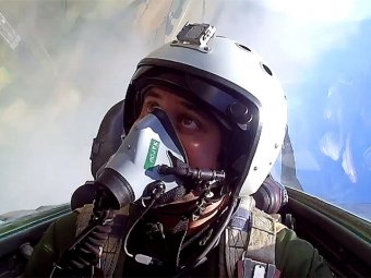 Лётчика истребителя МиГ-29 сняли на видео во время полёта с неожиданного ракурса