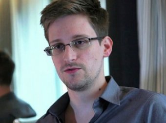 Бывший агент ЦРУ Сноуден поросил политического убежища в России