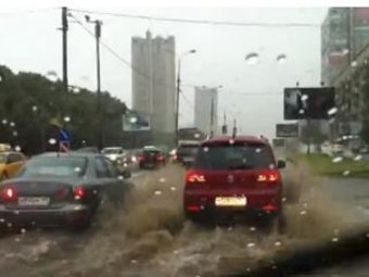 Итоги жуткого ливня в Москве: метро затопило, деревом убило девушку