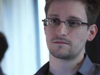 Сноуден принял предложение руки и сердца от Анны Чапман