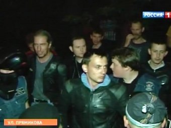 В Москве сотни байкеров заблокировали здание батальона ДПС