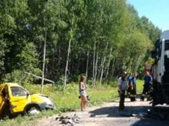 В Нижегородской области грузовик протаранил микроавтобус: пятеро погибли