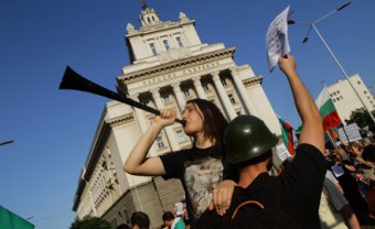 В Болгарии бунтари на ночь заблокировали министров и депутатов в здании парламента