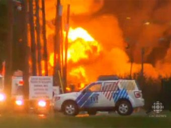 В Канаде в результате взрыва поезда с нефтью горит целый город
