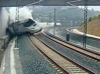 Машинист разбившегося в Испании поезда в момент аварии разговаривал по телефону