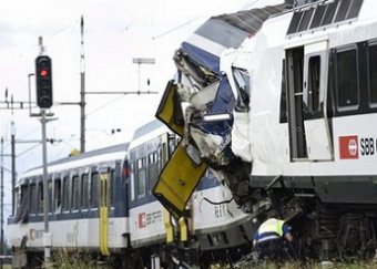 В Швейцарии в лобовую столкнулись два поезда, множество пострадавших