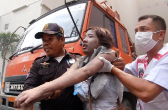 Автобус протаранил грузовик и загорелся в Таиланде: 19 человек погибли
