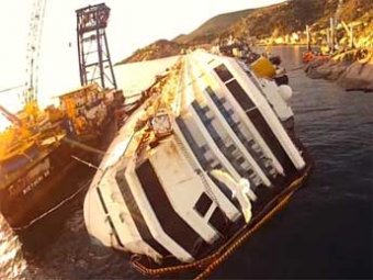 Затонувший лайнер Costa Concordia сняли на видео с беспилотника