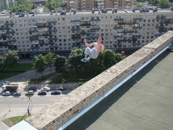 Фото падающего с крыши трейсера друзья выложили в Сеть