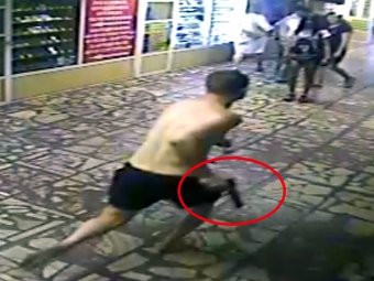 В Новосибирске мужчина в трусах и с пистолетом напал на пассажиров метро