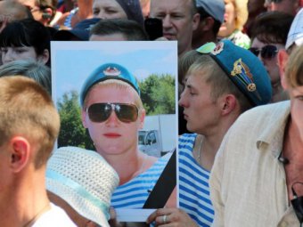 В Пугачёве свидетель убийства десантника набросился на полицейских с вилами при задержании