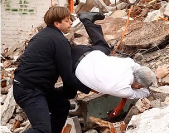 Президент Чили рухнул с развалин разрушенного дома