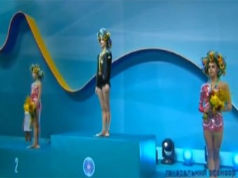 Украинской гимнастке вручили "золото" на пьедестале под гимн России