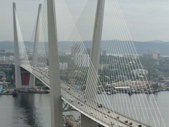Во Владивостоке произошёл первый суицид на мосту через бухту Золотой рог