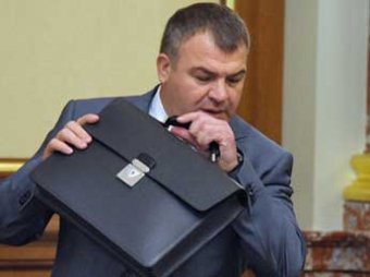 Следователи отказались завести дело на Сердюкова