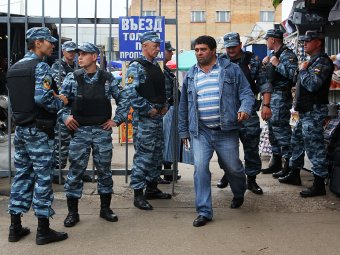 Во время "зачистки" на рынках Москвы обнаружены тысячи нелегалов