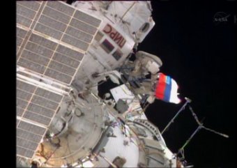 Космонавты МКС вышли в открытый космос и помахали российским флагом