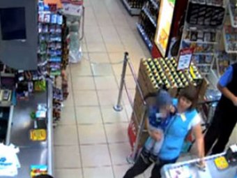 В Красноярске мать жестоко избила своего ребёнка за шоколадку прямо у кассы в магазине