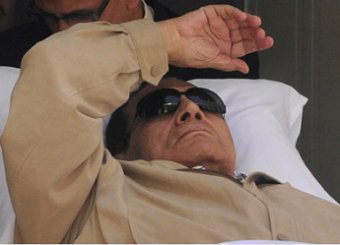 Хосни Мубарака перевезли на вертолете с тюрьмы в военный госпиталь