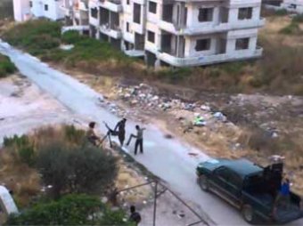 Сеть взорвало видео, как группу мятежников в Сирии уничтожили одним выстрелом