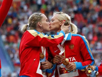 Российские бегуньи обиделись на реакцию западных СМИ по поводу своего поцелуя