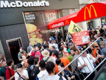 В США массово бастуют сотрудники McDonald"s и Burger King
