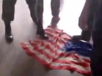 В аэропорту Анапы басиста Bloodhound Gang пытались задушить флагом США (ВИДЕО)