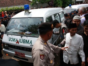 В Индонезии рухнул в реку автобус с туристами: погибли 16 человек