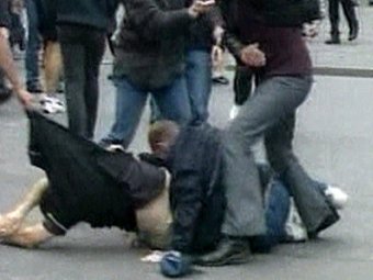 В Москве: подростки в медицинских масках жестоко избили двух человек