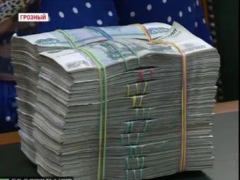 Кадыров раздал пачки денег нуждающимся чеченцам