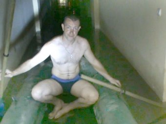Житель Магнитогорска обратился к Путину, плавая на лодке… по подвалу больницы