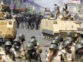 В Египте введены чрезвычайное положение и комендантский час