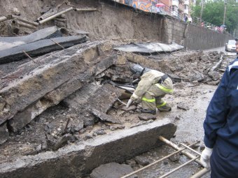 В Красноярске на дорогу обрушилась часть стены: погибли двое