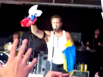 Американские панки подтерлись флагом России на концерте в Одессе