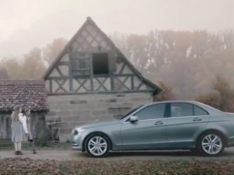 Реклама, в которой Mercedes сбивает маленького Гитлера, вызвала скандал