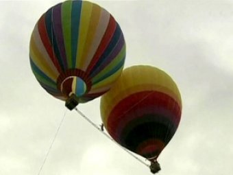 Канатоходец из Китая прошёл между двумя воздушными шарами