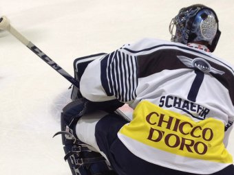 В Швейцарии местные фанаты оплевали и забросали бутылками хоккеистов ЦСКА