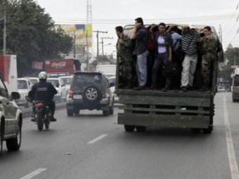 В Парагвае уволенные водители автобусов распяли себя на крестах