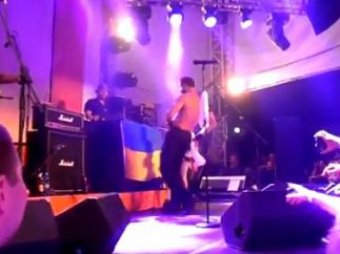 Бас-гитарист группы Bloodhound Gang в Киеве помочился на украинский флаг