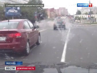 В центре Москвы водитель на Chrysler сбил семью с ребенком в коляске