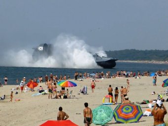 Под Калининградом десантный корабль напугал туристов на пляже