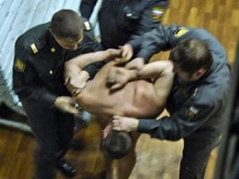 СКР разрешил казанским полицейским пытать задержанных "ласточкой"