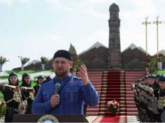 Кадыров открыл памятник чеченкам, убивавшим русских солдат