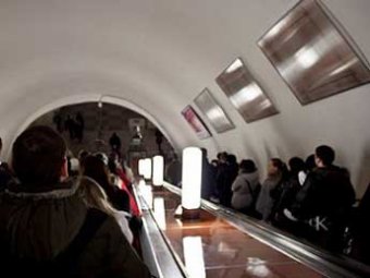 Шесть китайских туристов упали с эскалатора на станции метро «Парк Победы»